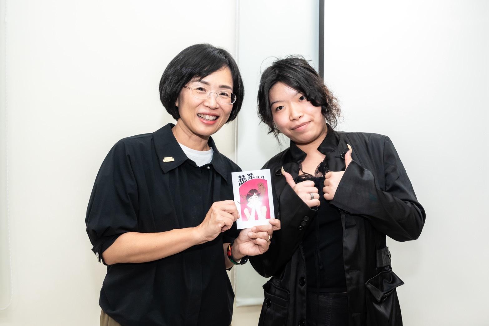  「青年論壇」會後，除了有數十位學生留下來合影交流，更有同學送上卡片表達支持。 圖：蘇巧慧競總提供 