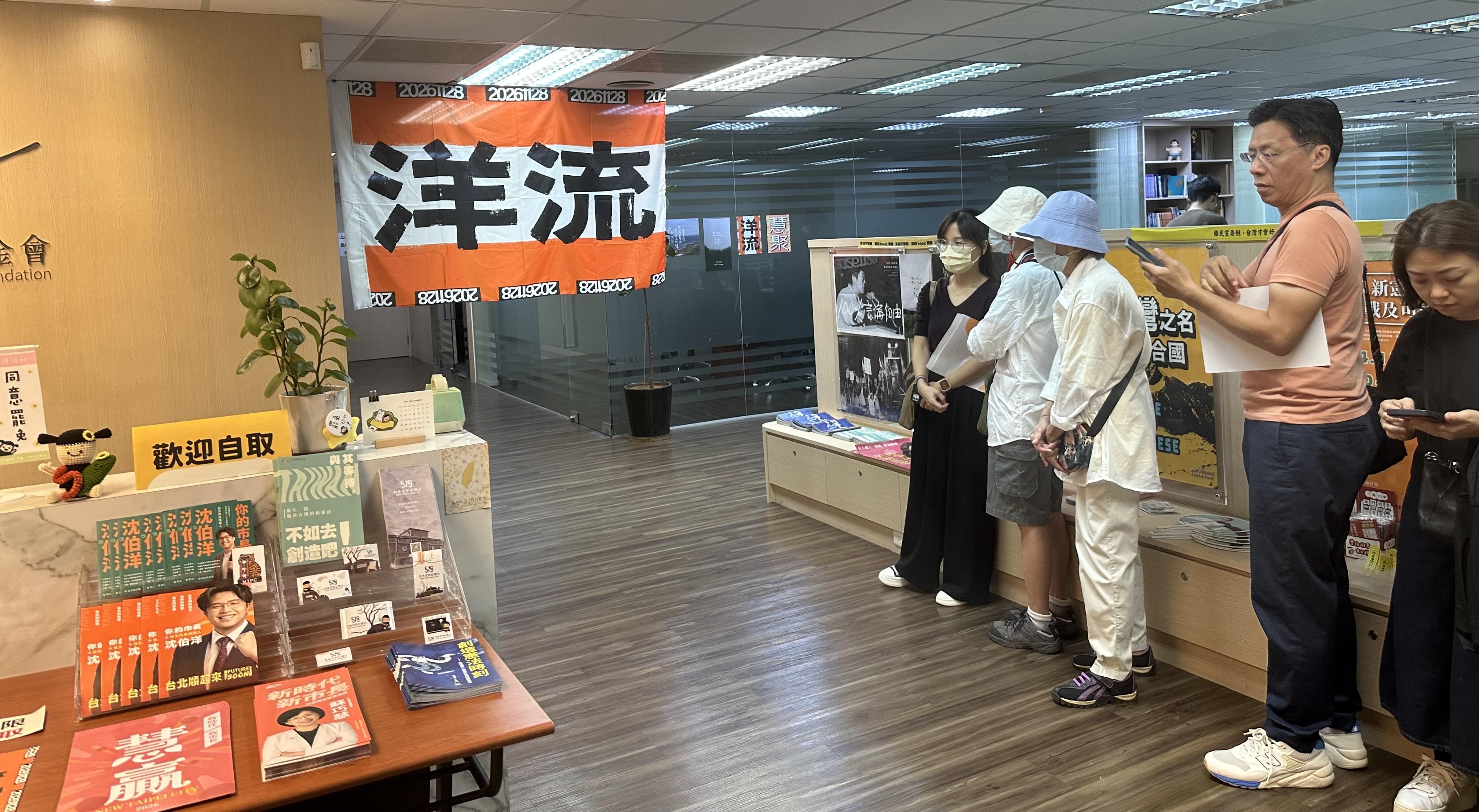  辜寬敏基金會成為沈伯洋競選飄帶發放據點，支持者熱情排隊，領取人潮從3樓一路延伸至1樓。 圖：朱蒲青拍攝 