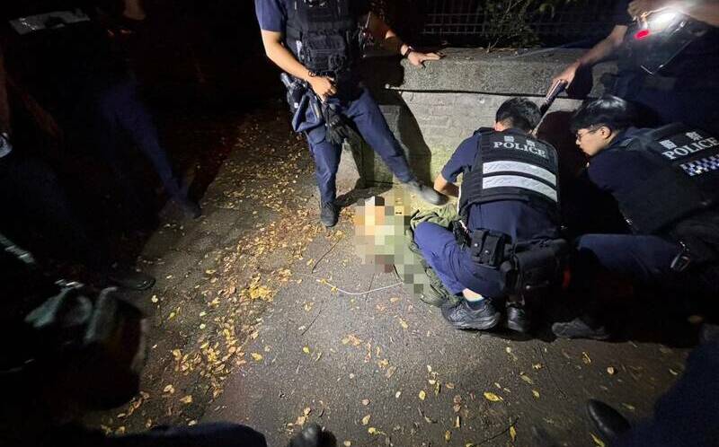 宜蘭男隨身帶「武器庫」!吸毒後持刀叫囂 警壓制查扣4刀1剪1槌