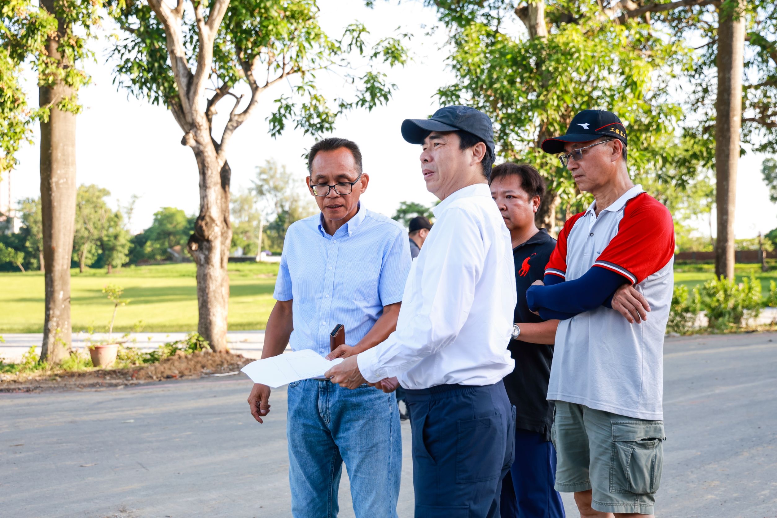  高雄市長陳其邁前往果嶺自然公園視察工程進度，現場聽取相關人員說明，了解園區整備情形。 圖：高市府提供