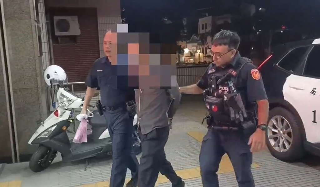 花蓮東大門夜市持刀揮舞削到遊客頭髮 男子遭警逮捕移送