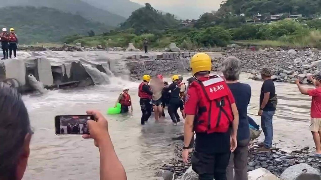 屏東來義大橋少年落水 逾3小時搜救生還意識清楚