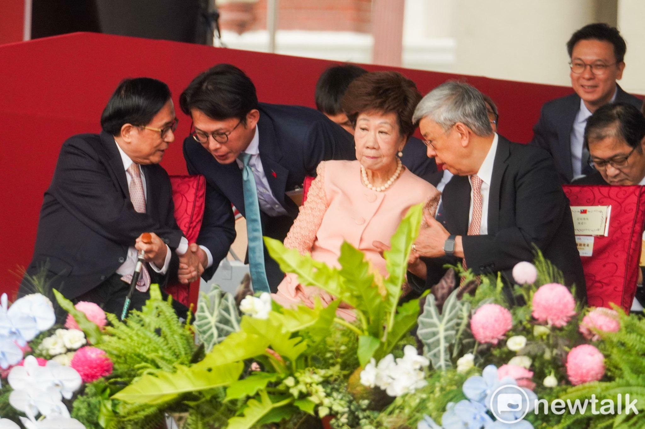  陳水扁與黃國昌在國慶大會交談。一旁有兩位前副總統呂秀蓮、陳建仁。 圖：張良一／攝 