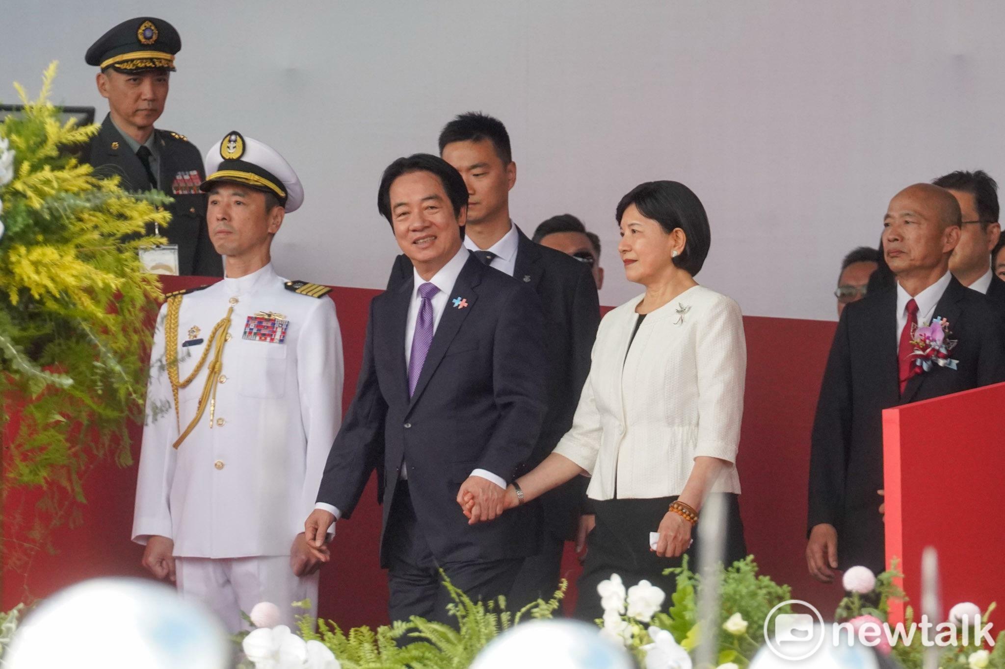  賴清德參加國慶大典，手牽著妻子吳玫如一起進場。 圖：張良一／攝 
