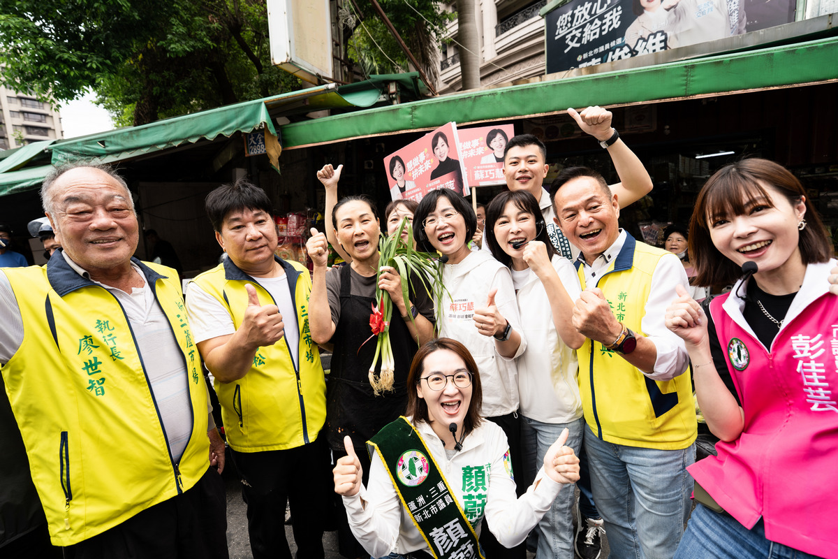  新北市長候選人、立法委員蘇巧慧今（10）日到蘆洲、三重交界處的水流公市場和市民請安問好。 圖：蘇巧慧競總提供 