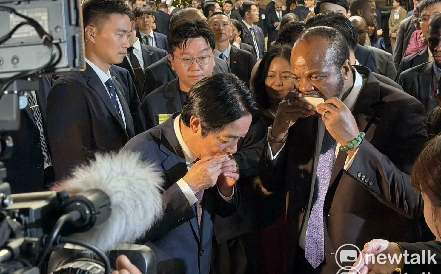 林佳龍與妻子國慶酒會放閃!賴清德與史王享用美食大讚好吃