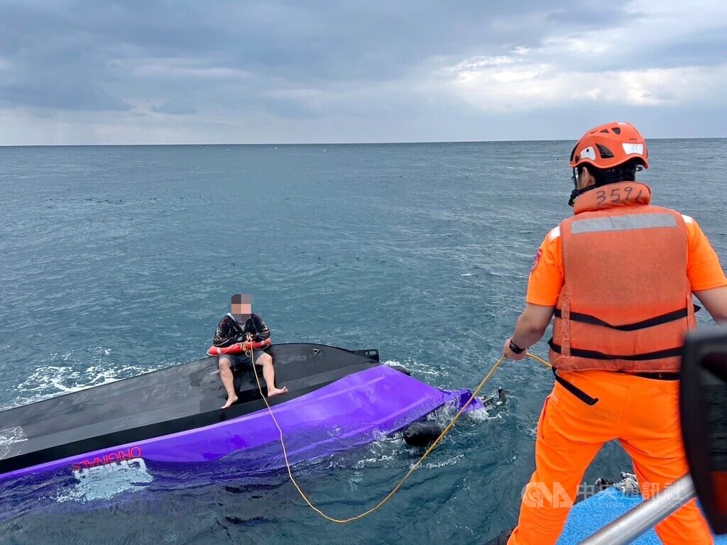 新北貢寮馬崗外海遊艇翻覆 1人失蹤海巡持續搜救