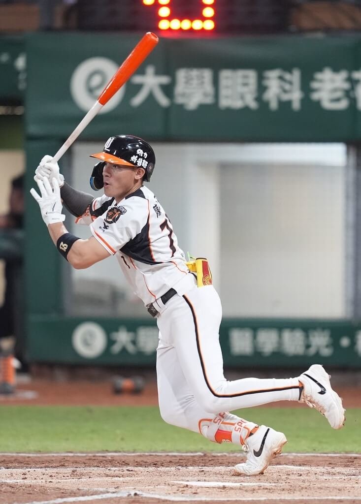 陳聖平攻守有表現 獅隊搶關鍵1勝季後挑戰賽續命