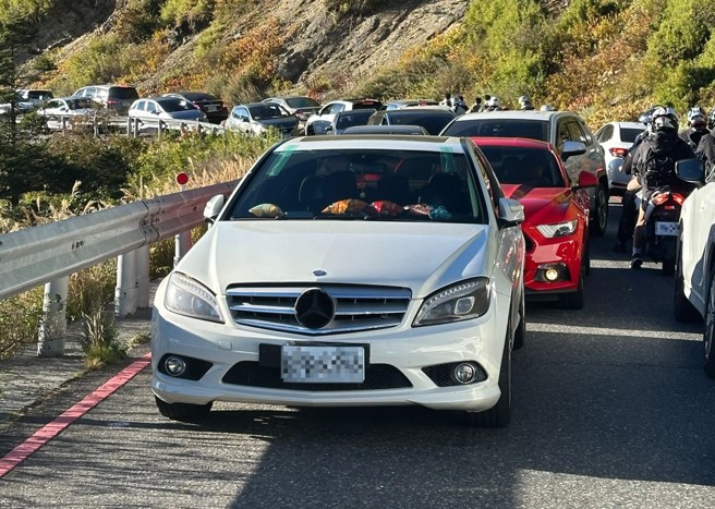 賓士男衝武嶺「違停擋200車」!警方曝「沒被開罰」原因