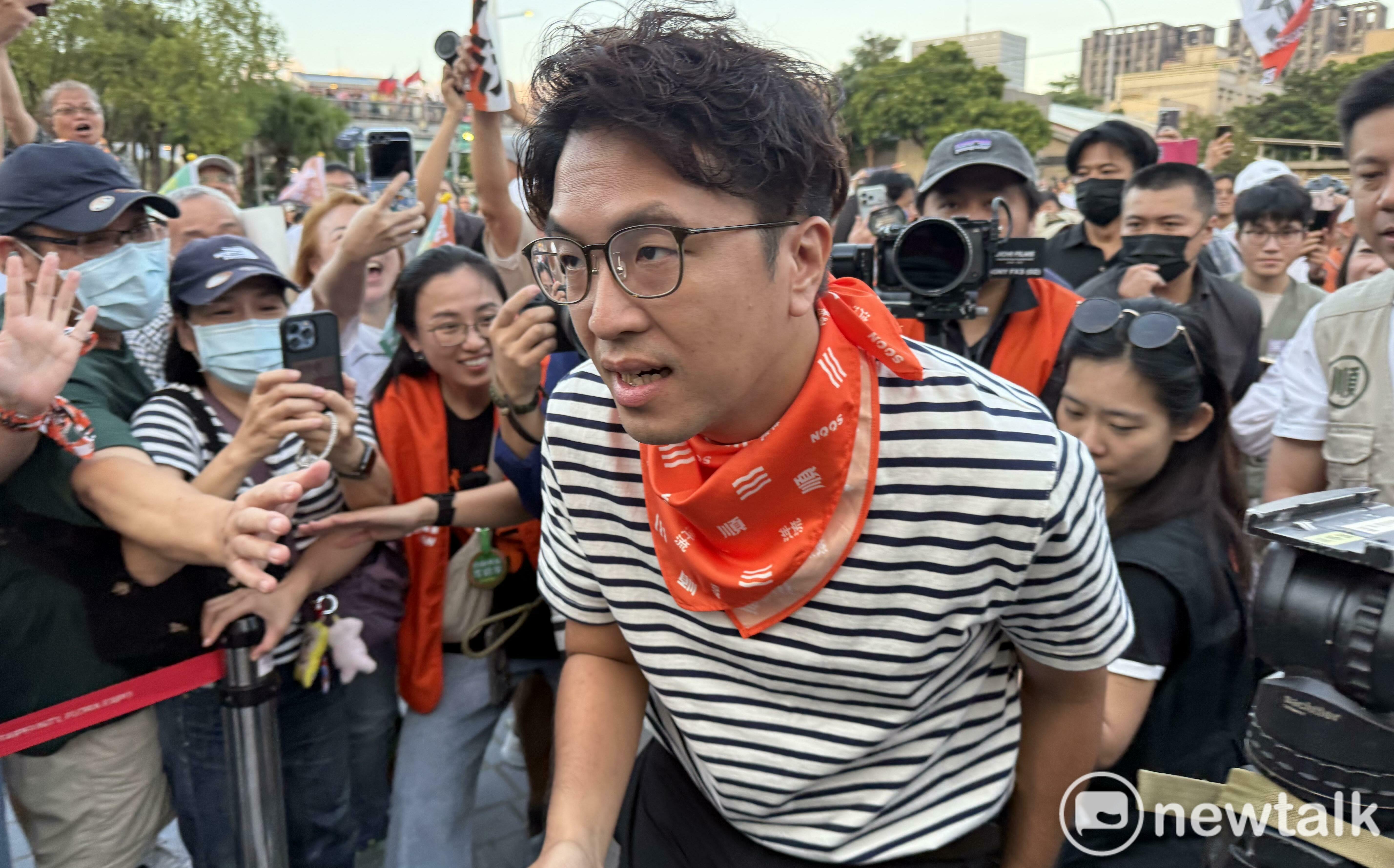 (影)沈伯洋首場車掃再掀「台北大洋流」 支持者太熱情捨不得他離開