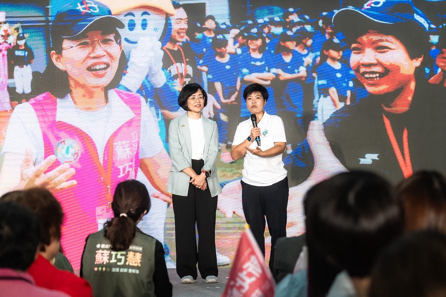  無任所大使、台灣第一位女子棒球主審劉柏君說，她與蘇巧慧多年來懷抱著同樣的信念，希望讓多元的女性力量被更多人看見，也讓世界看見台灣。 圖：蘇巧慧競總提供 