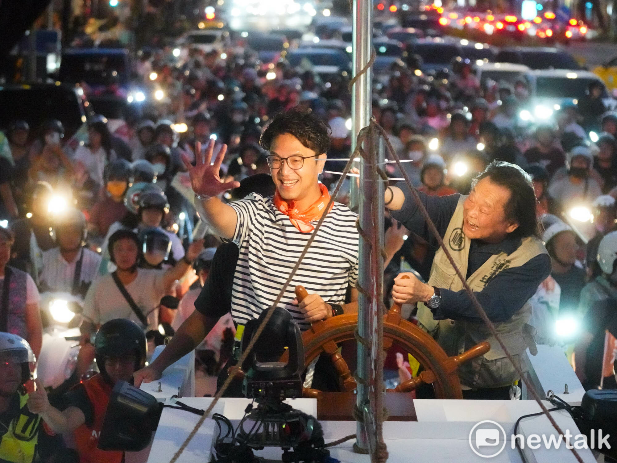 贈沈伯洋「雷神之鎚」 王世堅盼:一起攻入北市府 掃蕩不公不義