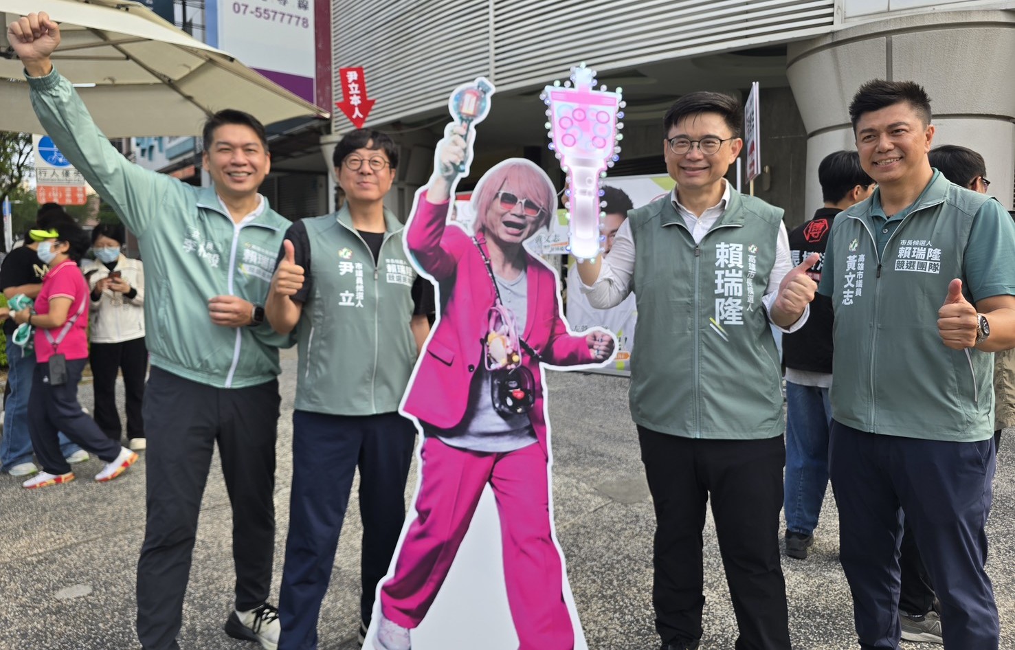 權志隆路口同框拜票 賴瑞隆偕左楠議員候選人力拼演唱會經濟