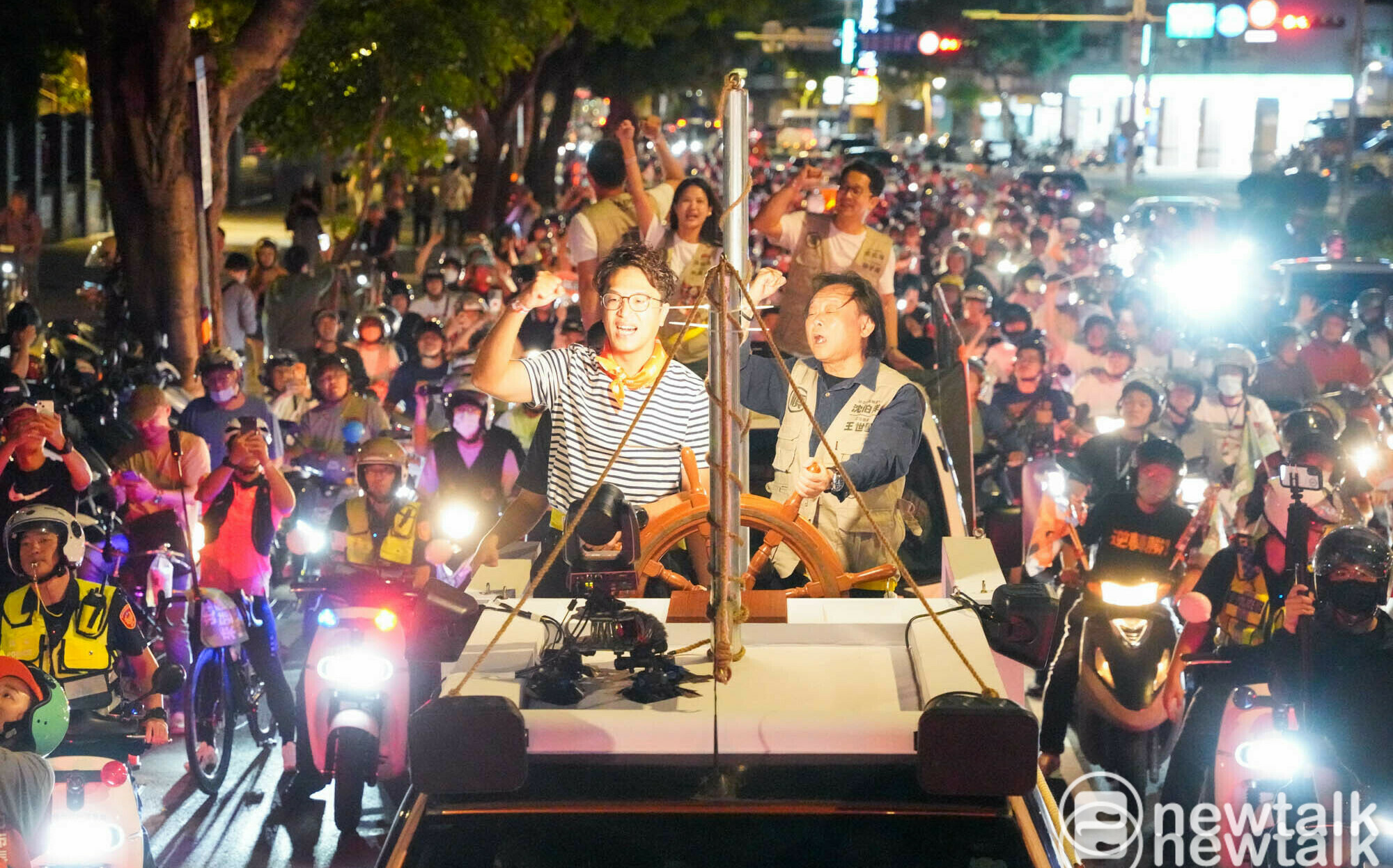 (影)沈伯洋首場大型車掃再掀「台北大洋流」 支持者擠滿人行道迎接