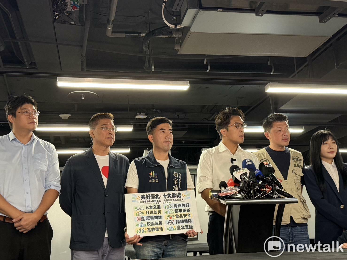  沈伯洋出席「台北市76人年輕里長聯誼會建議及交流」。民進黨台北市黨部主委吳沛憶、民進黨台北市議員王閔生陪同。 圖：高逸帆／攝 