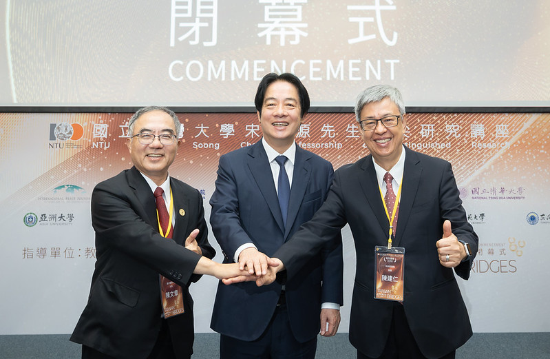  賴清德與台灣大學校長陳文章（左）及中研院長陳建仁（右）。 圖：總統府提供 