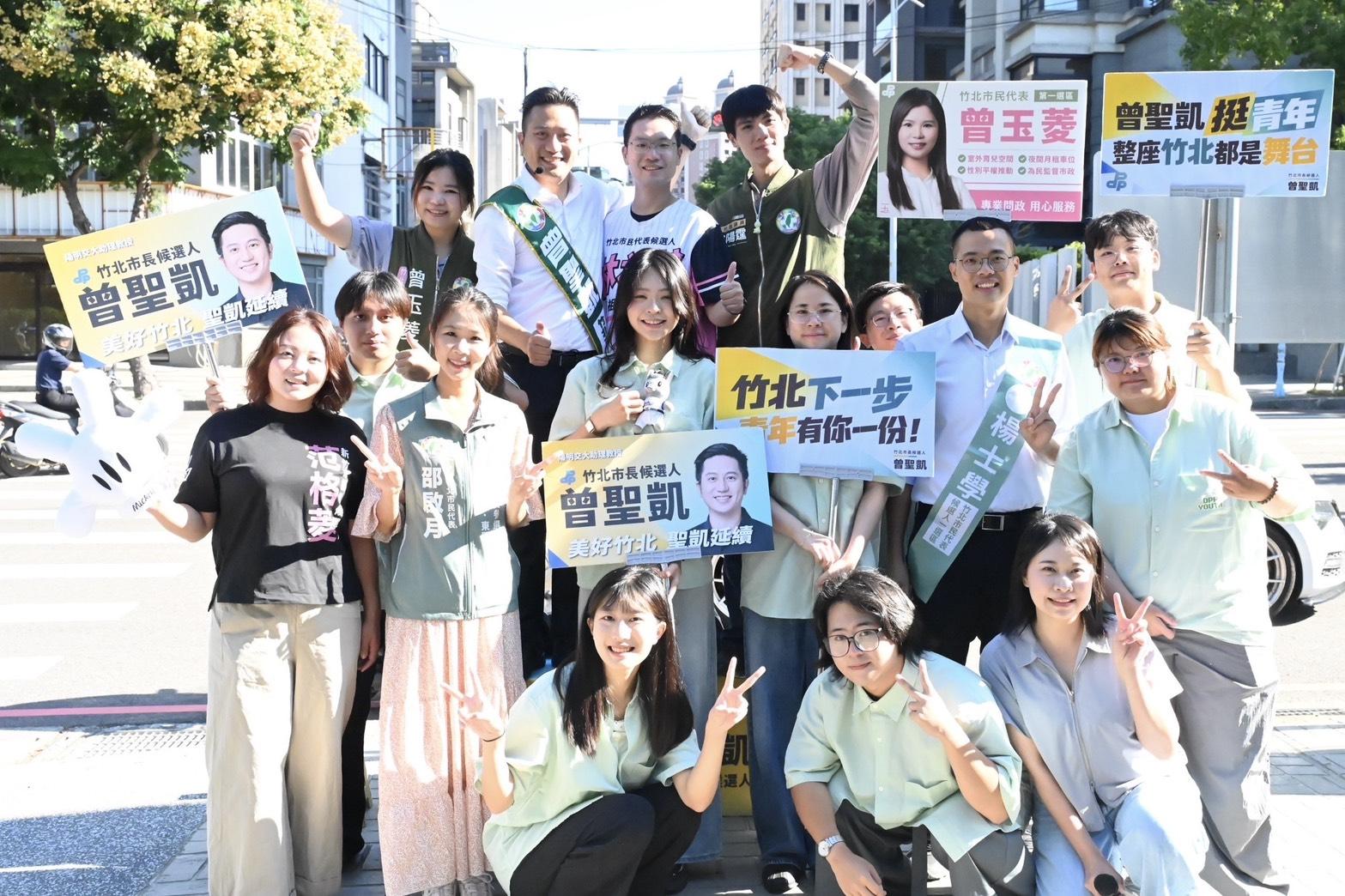  民進黨青年部「青年志工輔選團」與竹北市長參選人曾聖凱一同拜票。 圖：民進黨提供 