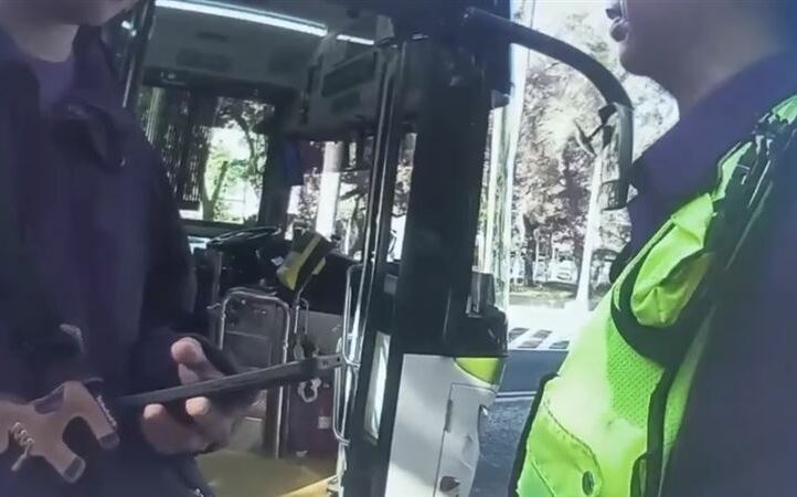 北市公車爆衝突!60歲男肘擊司機飆髒話 網:看不下去
