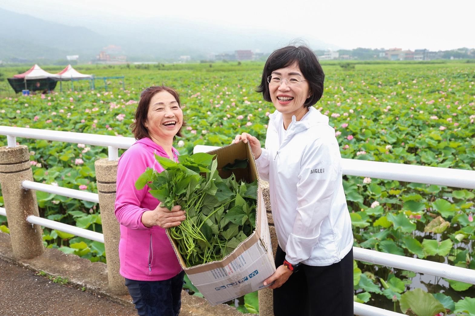  金山農民「阿甘姨」林紅甘更大讚蘇巧慧溫柔又有學識，直呼「有一個這樣的女兒，不知道有多好。」話語間全是對蘇巧慧的肯定與喜愛。 圖：蘇巧慧競總提供 