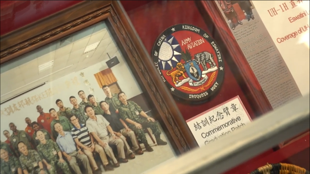  台史兩國飛官的合照與訓練紀念臂章。 圖：總統府提供 