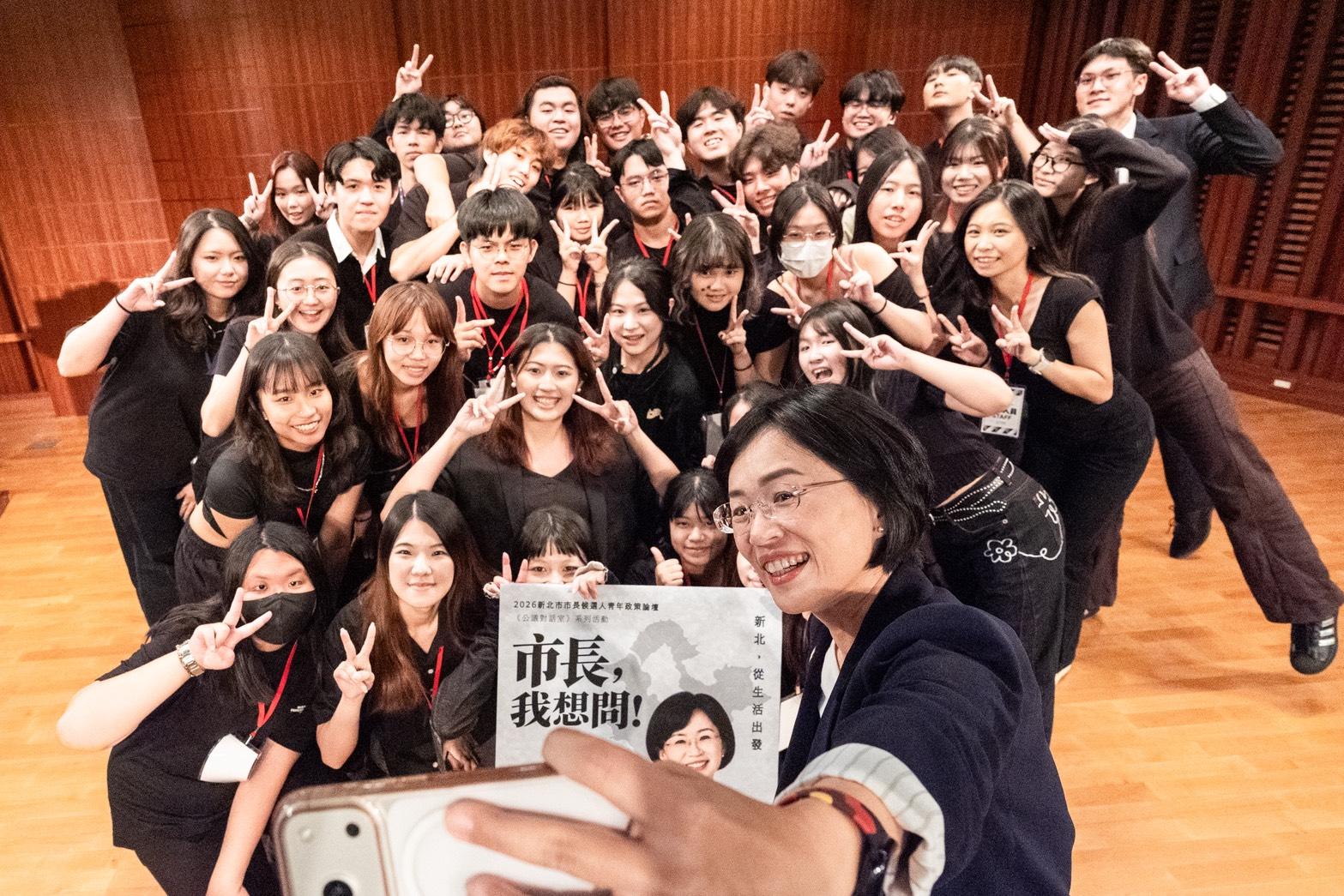  會後有近百位淡江大學學生留下和蘇巧慧合影、要求簽名，更有許多同學和蘇巧慧一起比出愛心，並大力為蘇巧慧加油。 圖：蘇巧慧競總提供 