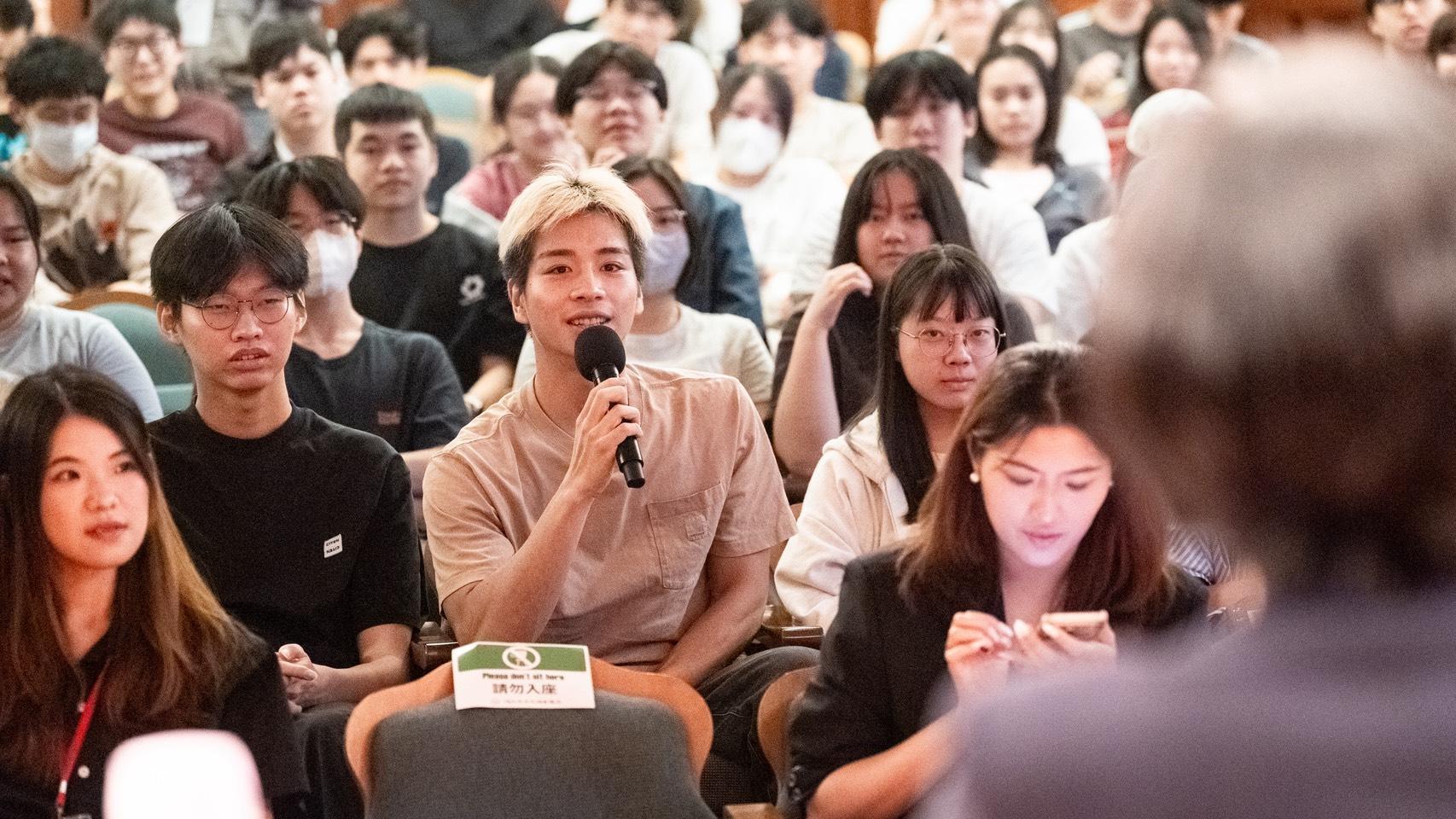  面對現場學生踴躍提問，蘇巧慧逐一詳盡回覆，會中針對交通、居住、性平與文化等新世代高度關注的公共議題展開對話。 圖：蘇巧慧競總提供 