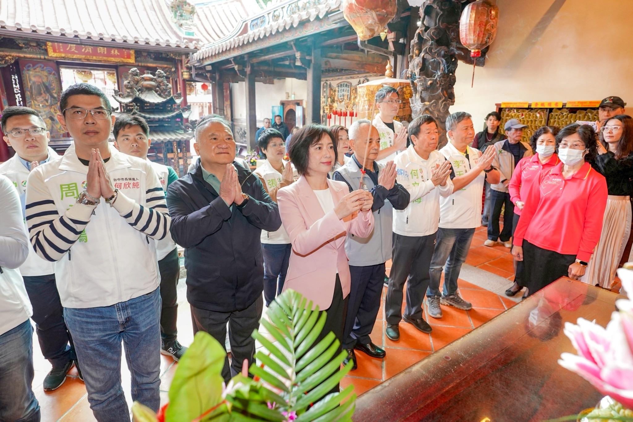 何欣純市政辦公室成立當天，先由市黨部主委許木桂陪同到萬和宮參香。圖：何欣純競辦/提供