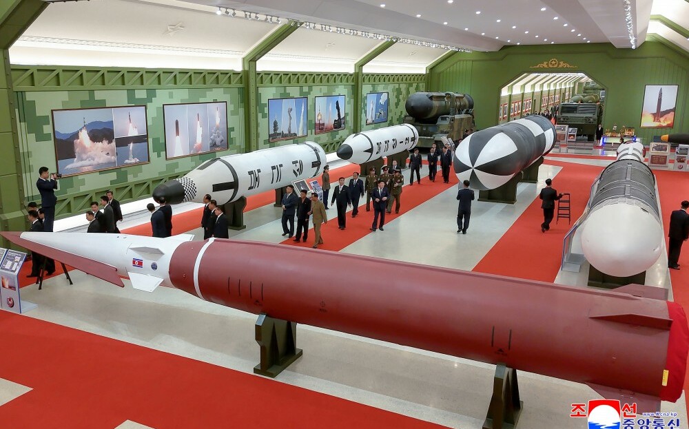 北韓炫武!飛彈、火箭、無人機全擺上 塑金正恩功績形象
