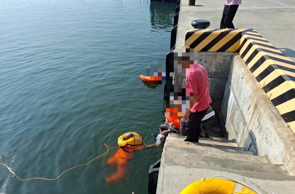 高雄中芸漁港父子落海 岸巡以動力救生圈助脫困