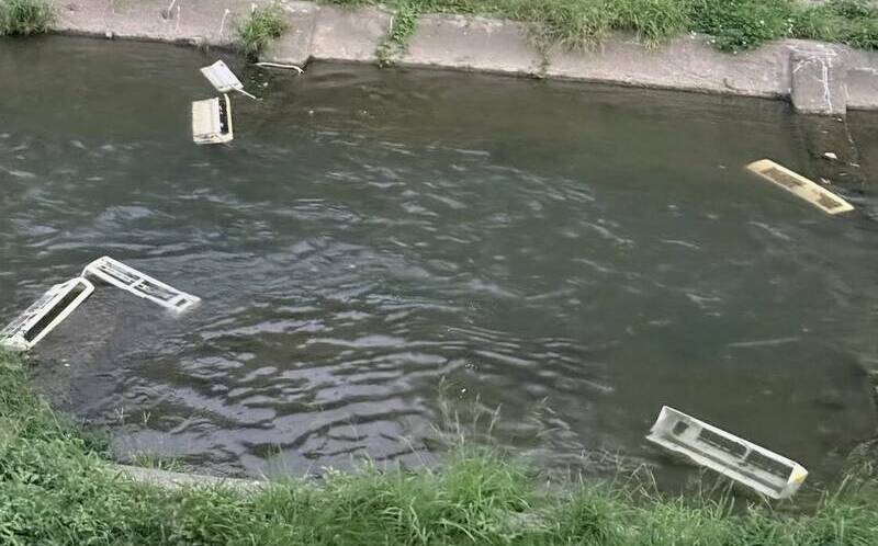 柳川遭棄置冷氣設備!網轟:太沒公德心 台中環保局出手了