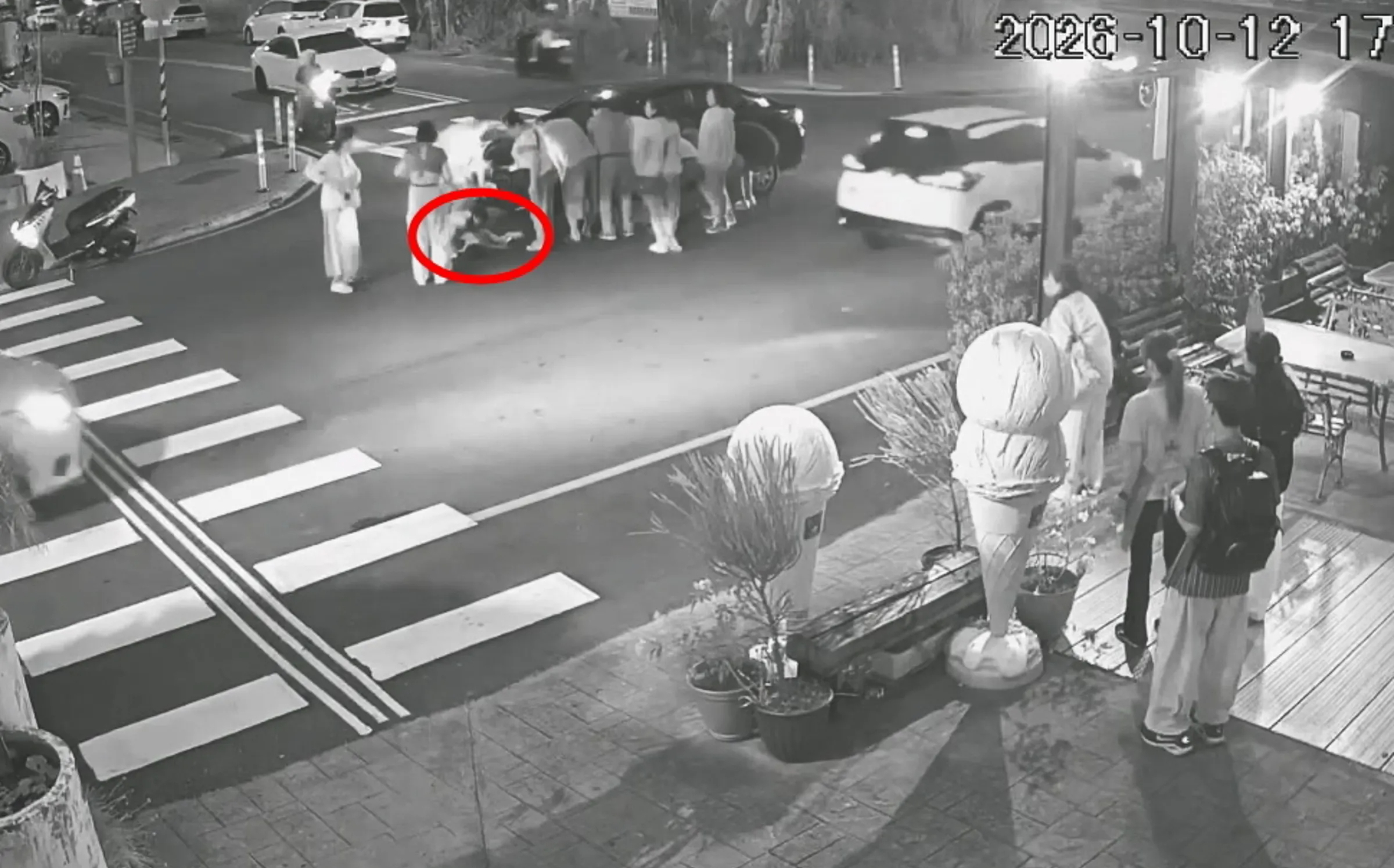 路口未減速撞上國小姊弟!6歲童卡車底 10路人抬車救人畫面曝