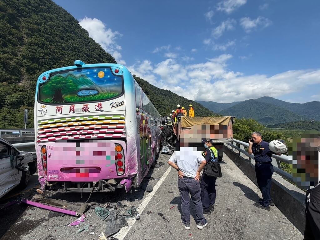砂石車蘇花改追撞4車 小客車遭夾擊1死