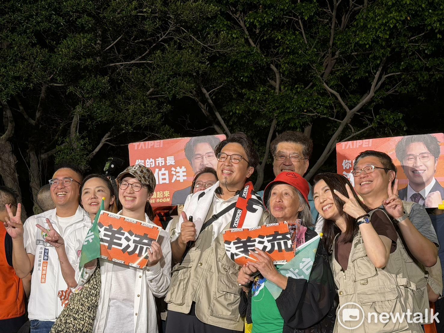  沈伯洋赴士林夜市掃街。 圖：高逸帆／攝 