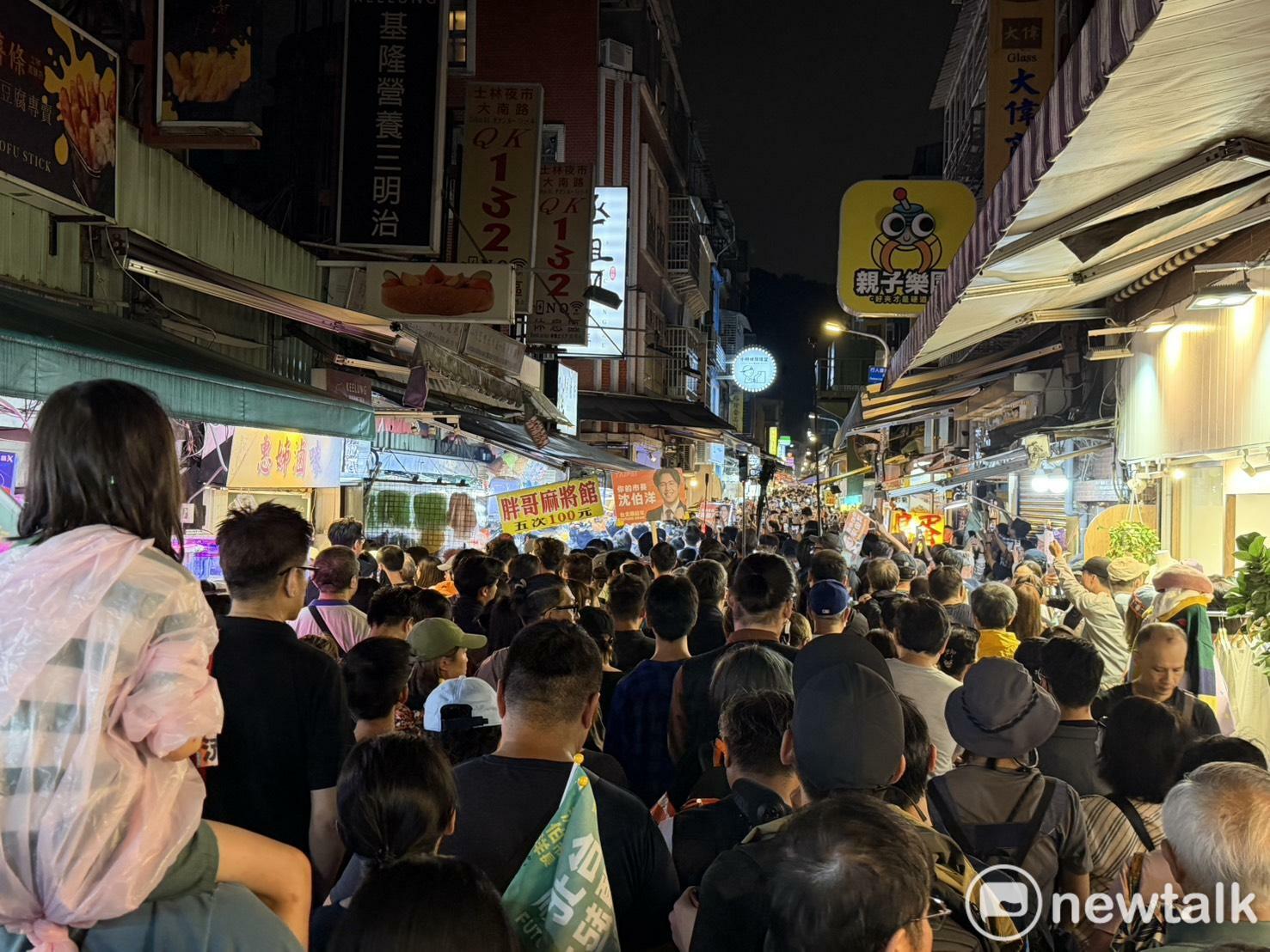  沈伯洋赴士林夜市掃街，人潮擠滿通道。 圖：高逸帆／攝 