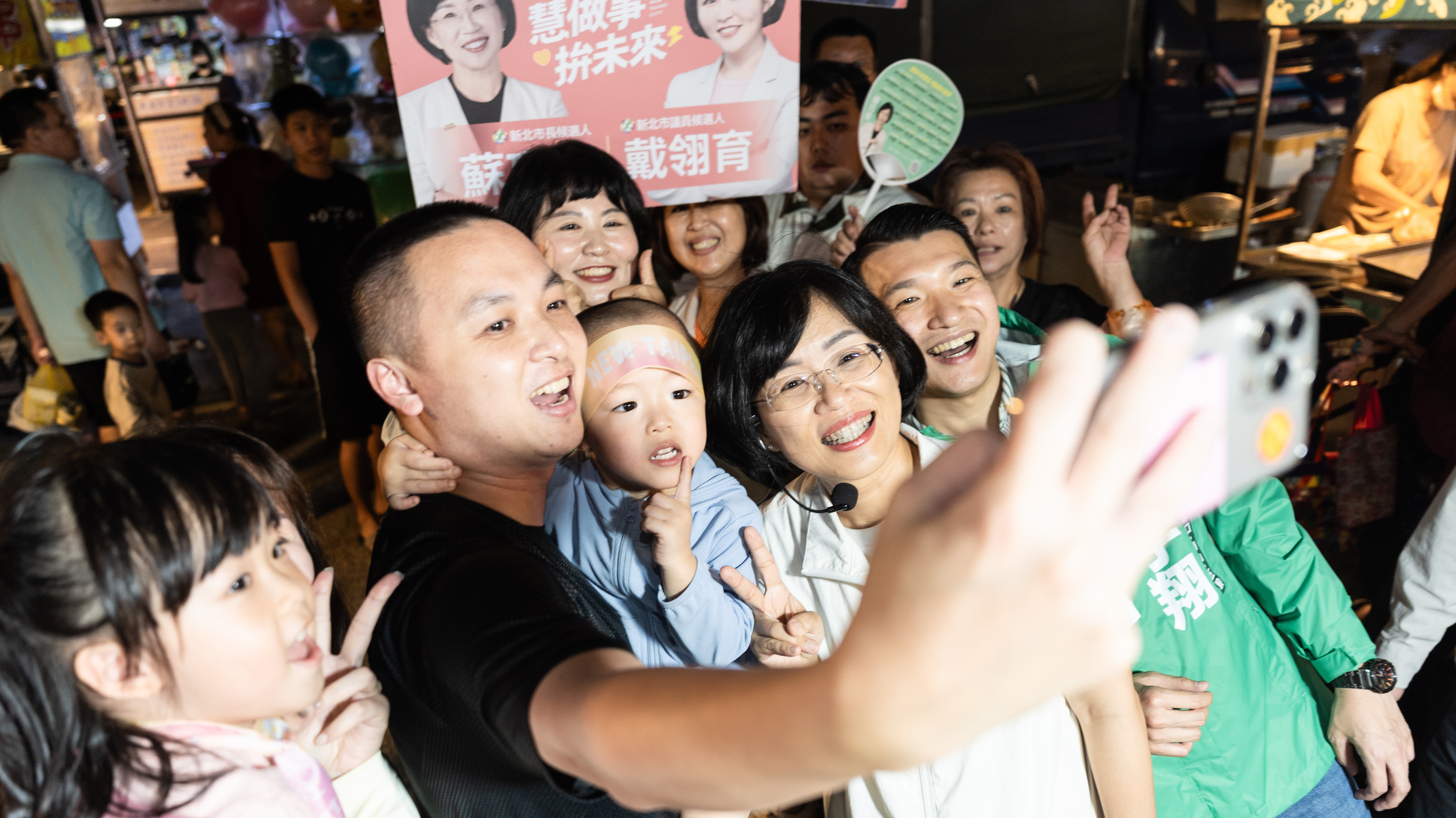 林口夜市掃街人氣旺!民眾自製「慧贏」大旗相挺 蘇巧慧提打造新北演唱會經濟