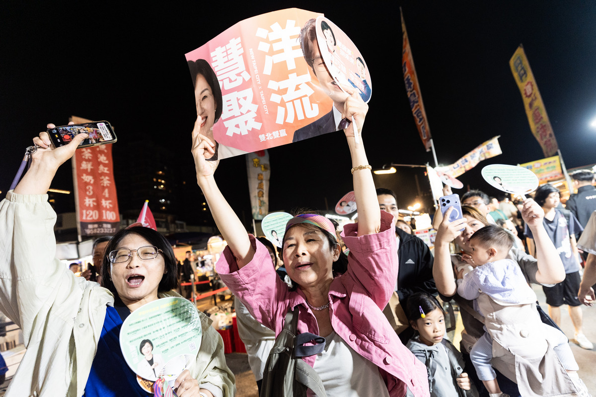  蘇巧慧一到場，便受到眾人熱烈歡迎，現場高喊「凍蒜！」、「一定要會贏！」 圖：蘇巧慧競總提供 