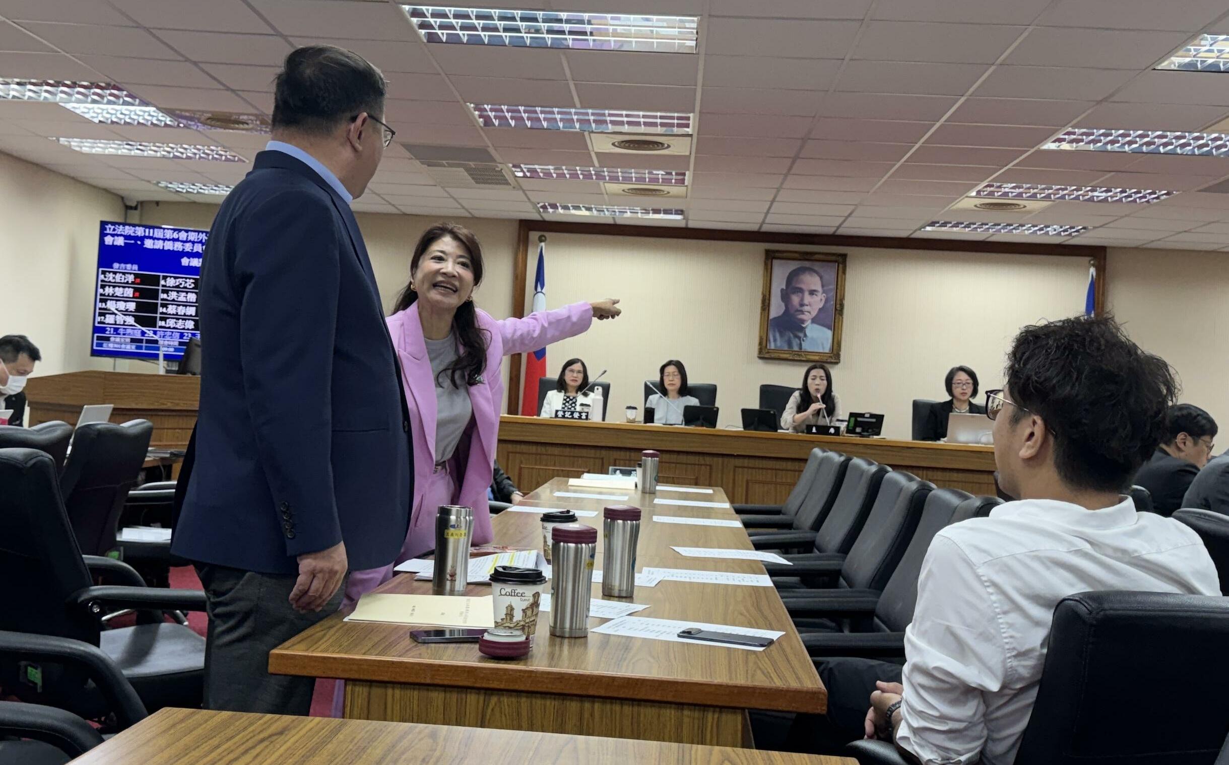 (影)外委會又爆衝突:王義川怒罵徐巧芯「爛召委」、沈伯洋看到笑開懷