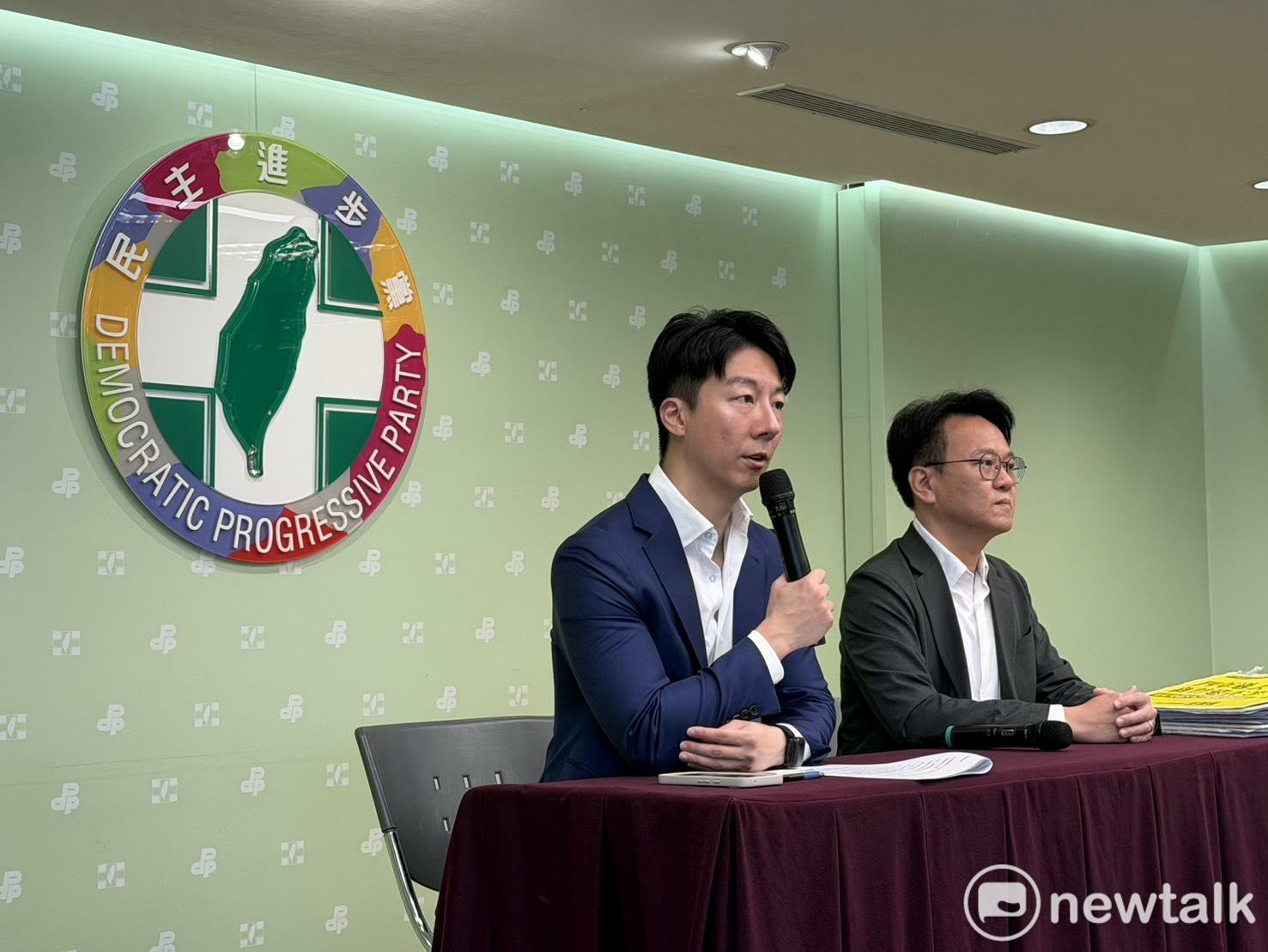 民進黨發言人吳崢與新竹市長參選人莊競程與會。 圖：高逸帆／攝 