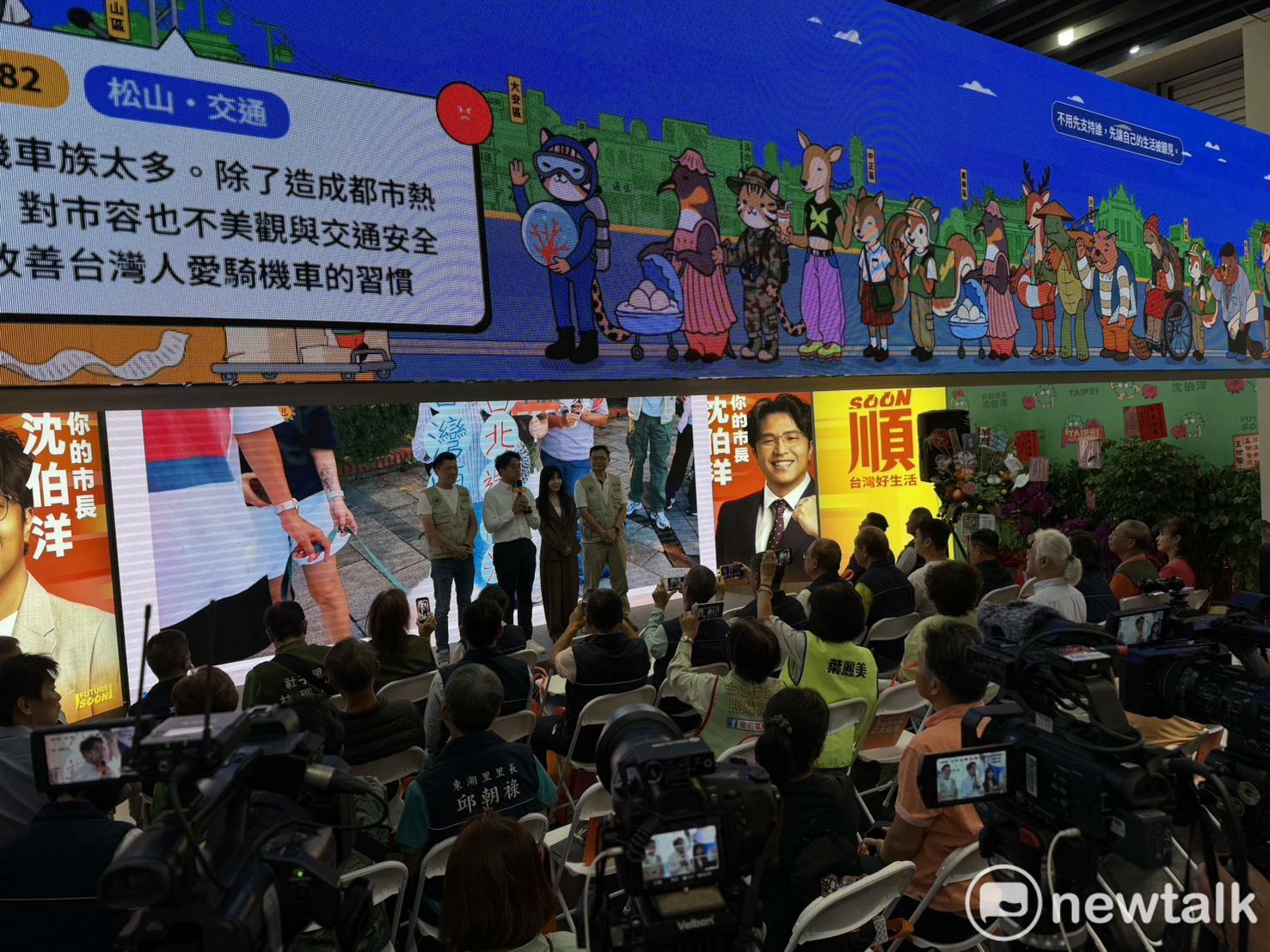  沈伯洋在競選總部與黨籍里長候選人座談。 圖：高逸帆／攝 