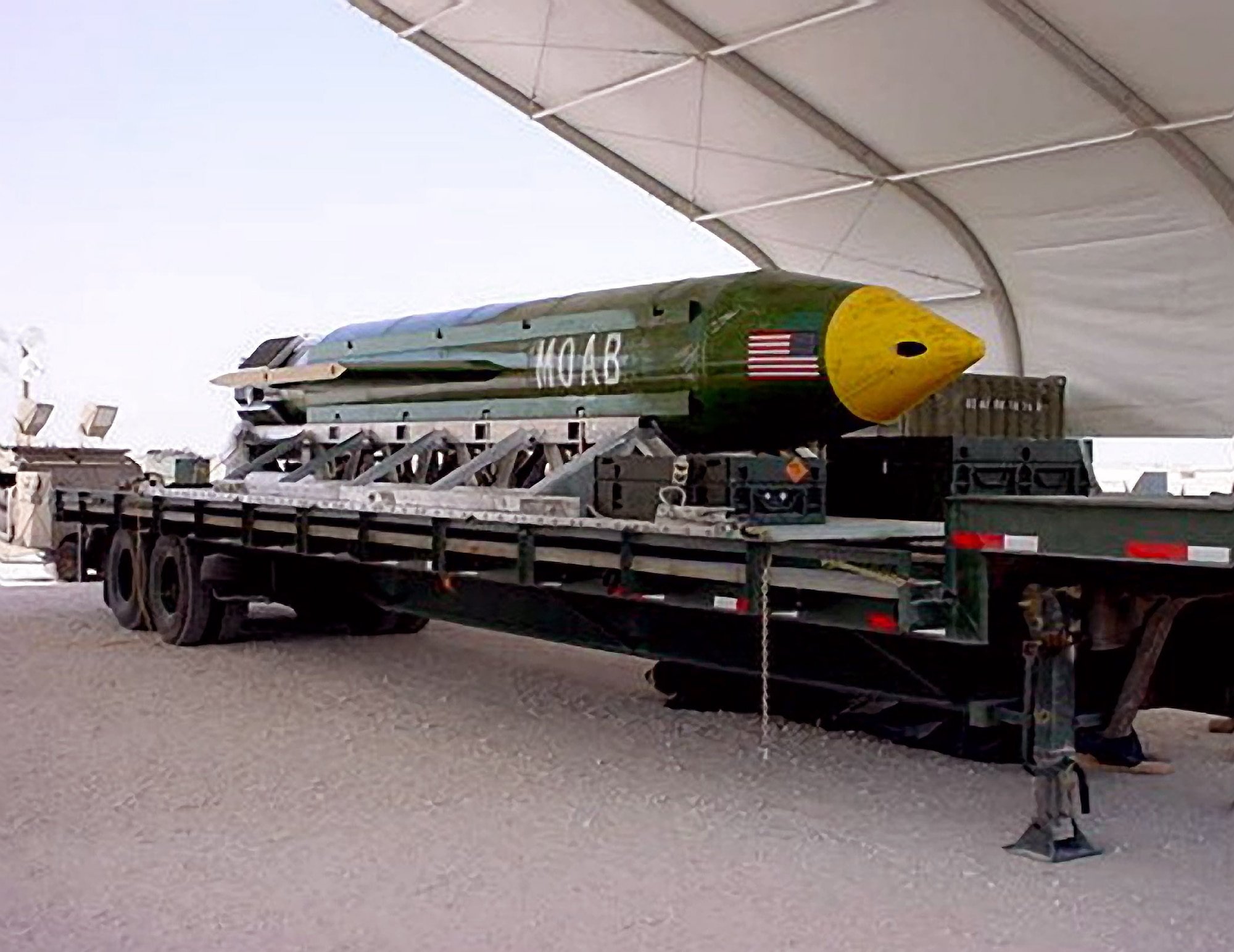 MOAB 是美國軍方研發的大型空爆炸彈，重量約 9.8 公噸，透過 GPS 導引，在接近地面時引爆，利用強大爆炸威力摧毀大範圍目標。 圖：翻攝自X @CM_Geopolitics