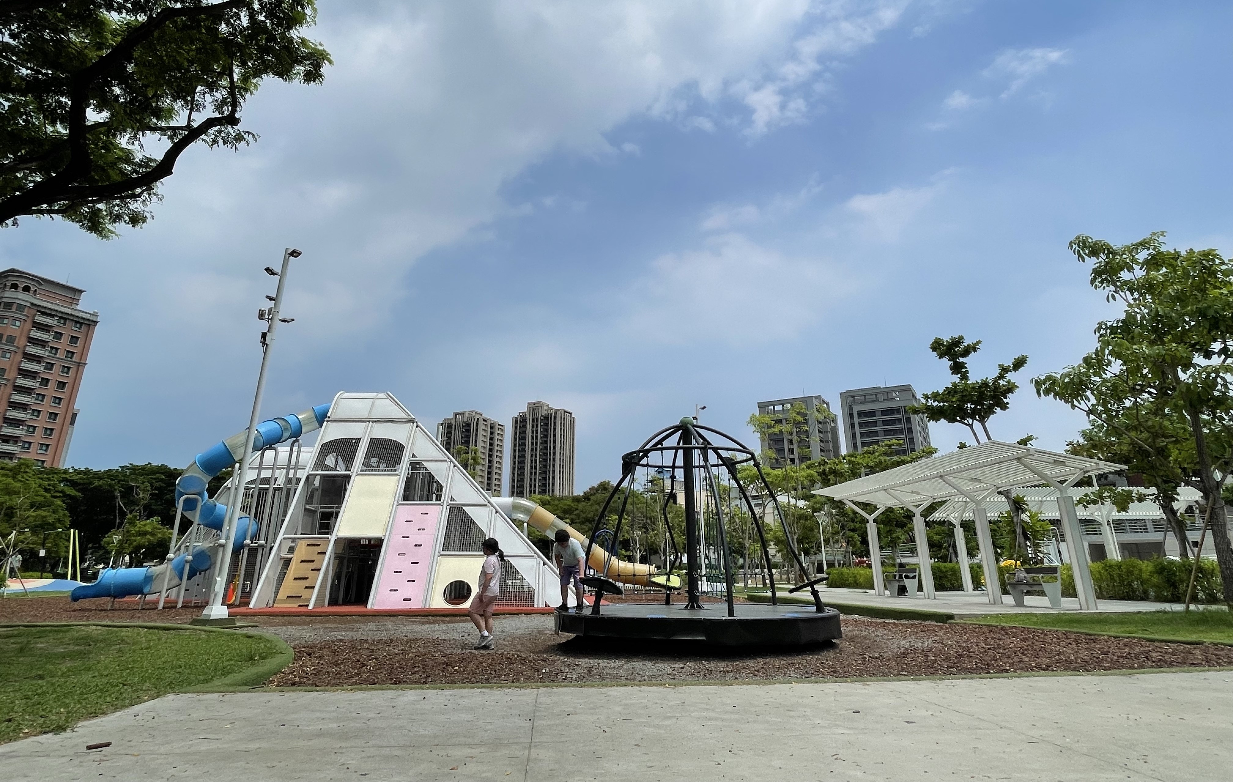 翻轉傳統公園照顧全齡需求 黃文志爭取特色遊具、親水空間