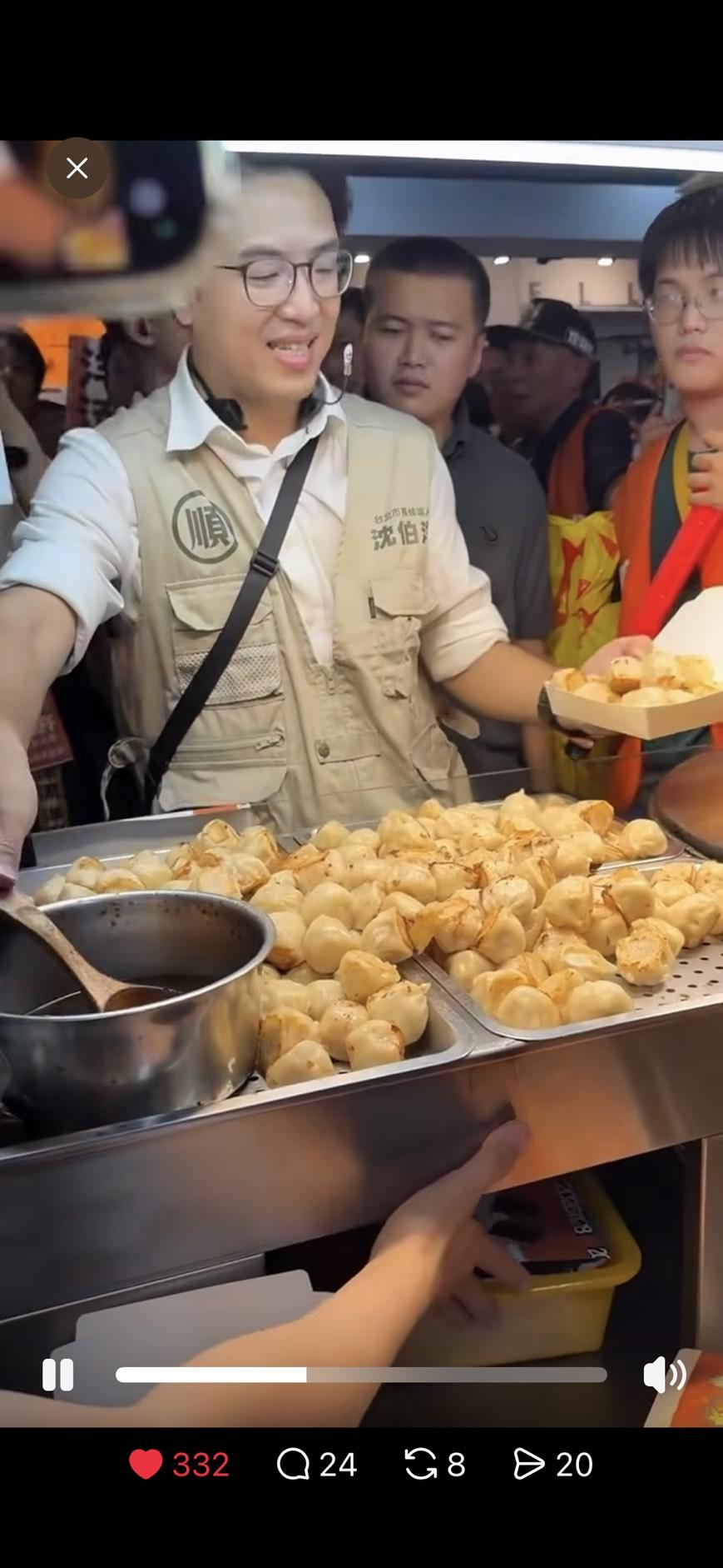 沈伯洋士林掃街「心繫醬油膏」!忙替民眾簽名仍惦記生煎包 網笑:看幾次笑幾次