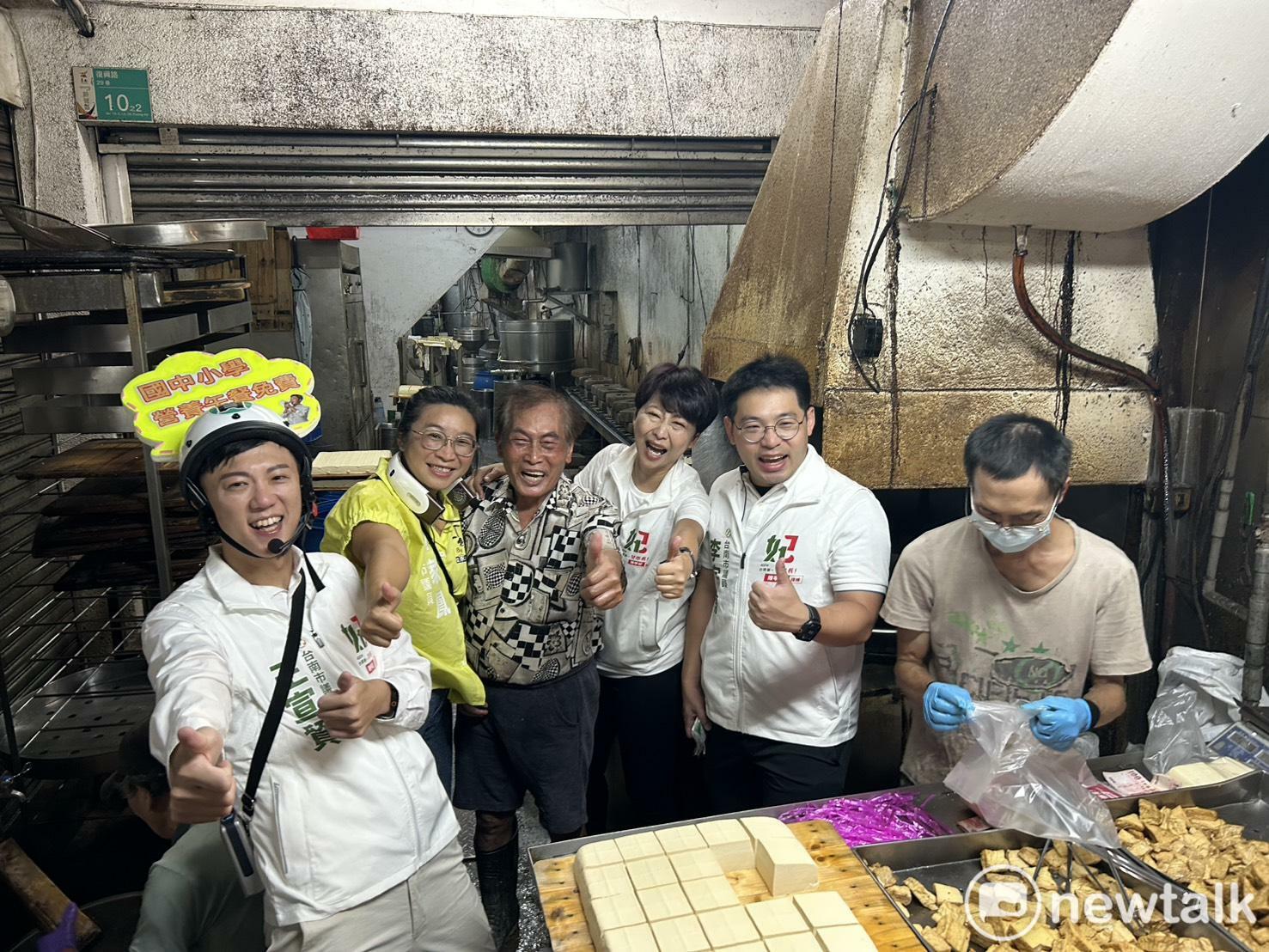陳亭妃偕議員候選人走訪新營鹽水市場 承諾長者福利逐年補足邁向六都第一