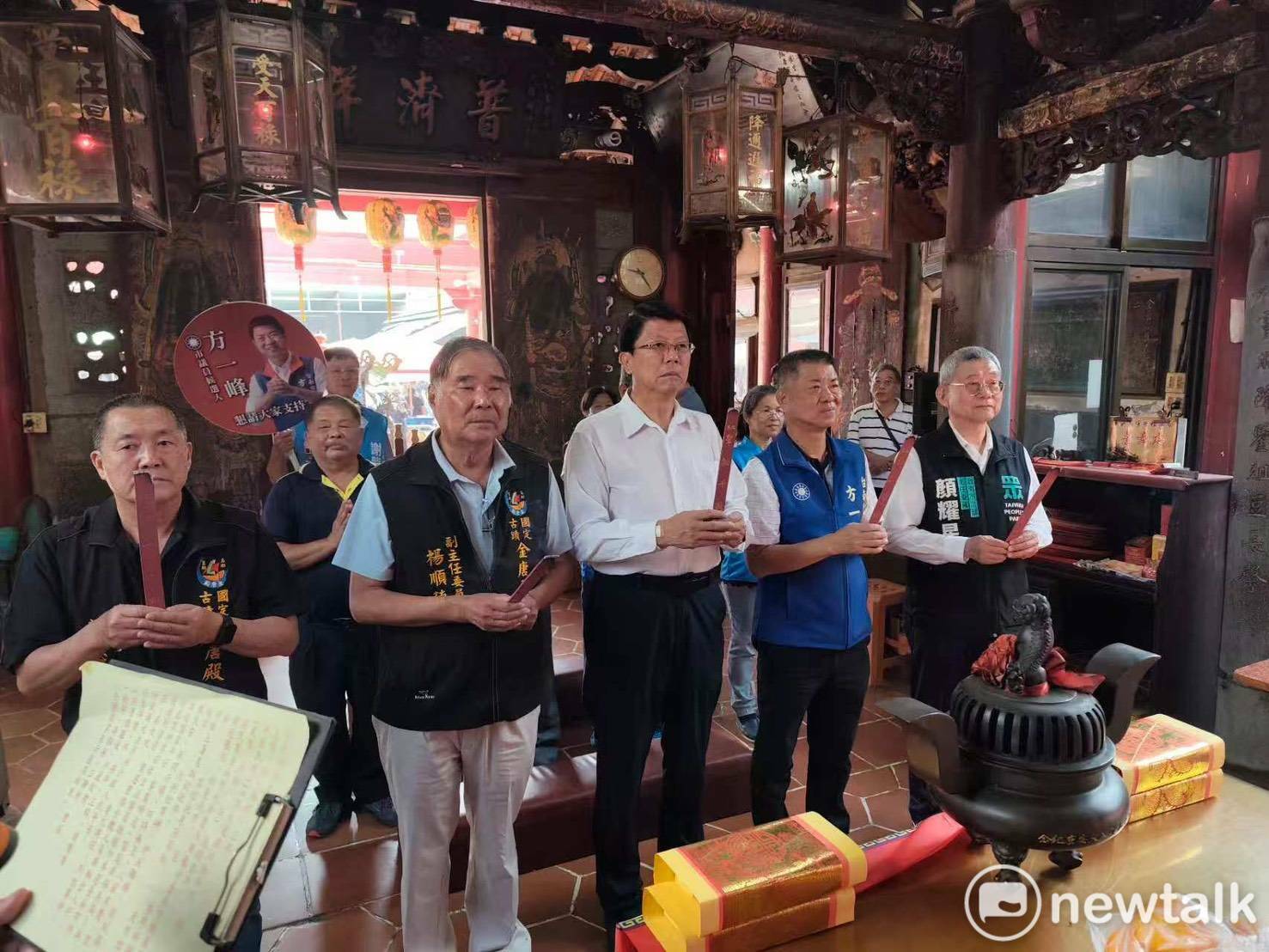 謝龍介偕方一峰佳里中山市場拜票 主打福利加碼訴求政黨輪替除弊