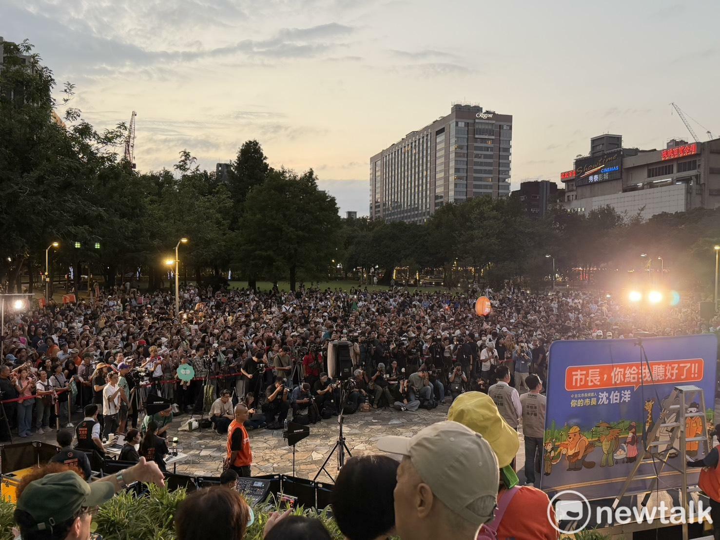  沈伯洋在林森公園舉辦「市長，你給我聽好了！」肥皂箱最終場。 圖：高逸帆／攝 