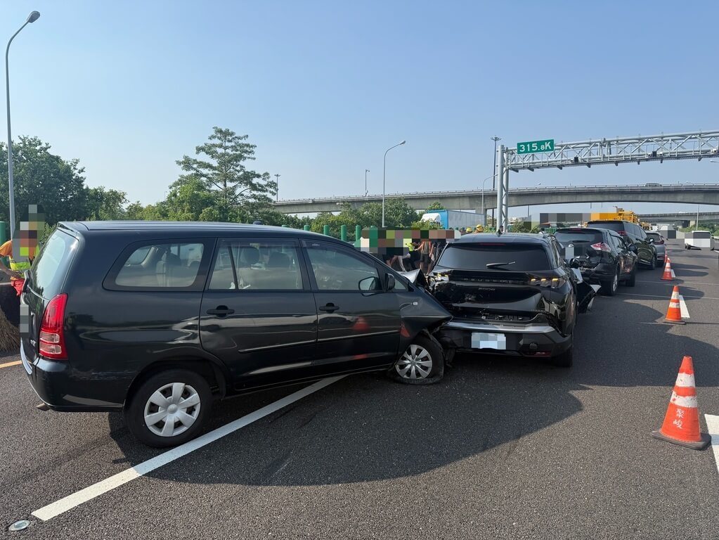 國1台南新市段7車追撞無人傷 疑未保持安全距離