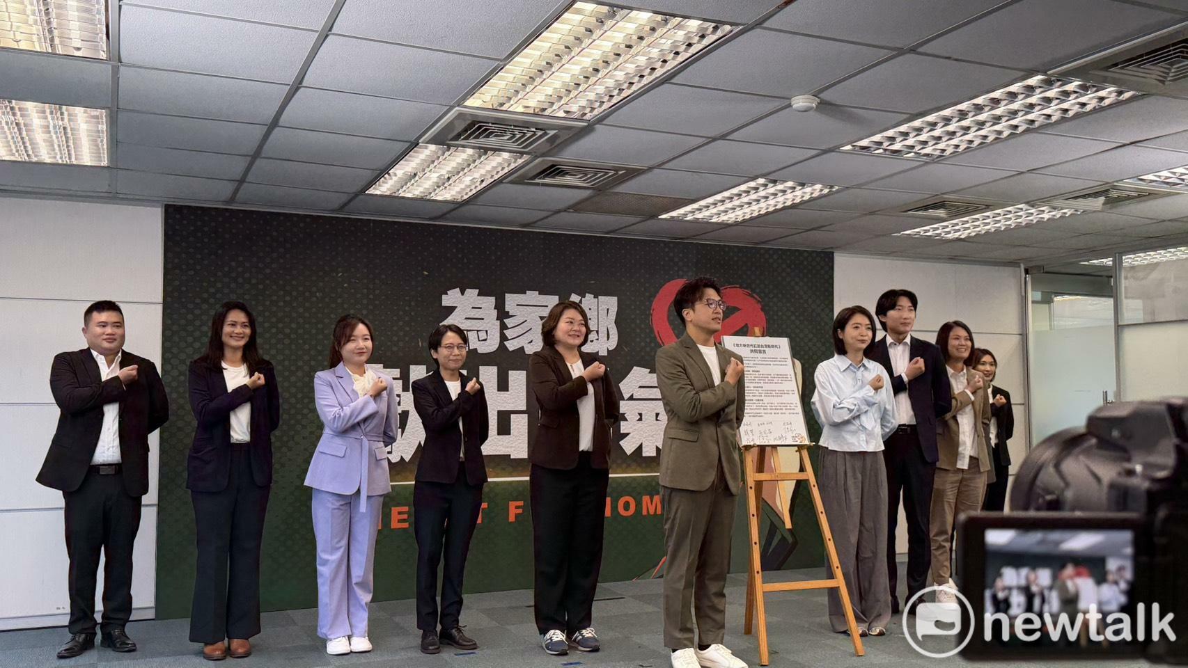 重現「進擊的巨人」經典手勢!沈伯洋領軍民進黨青年世代參選人簽署宣言