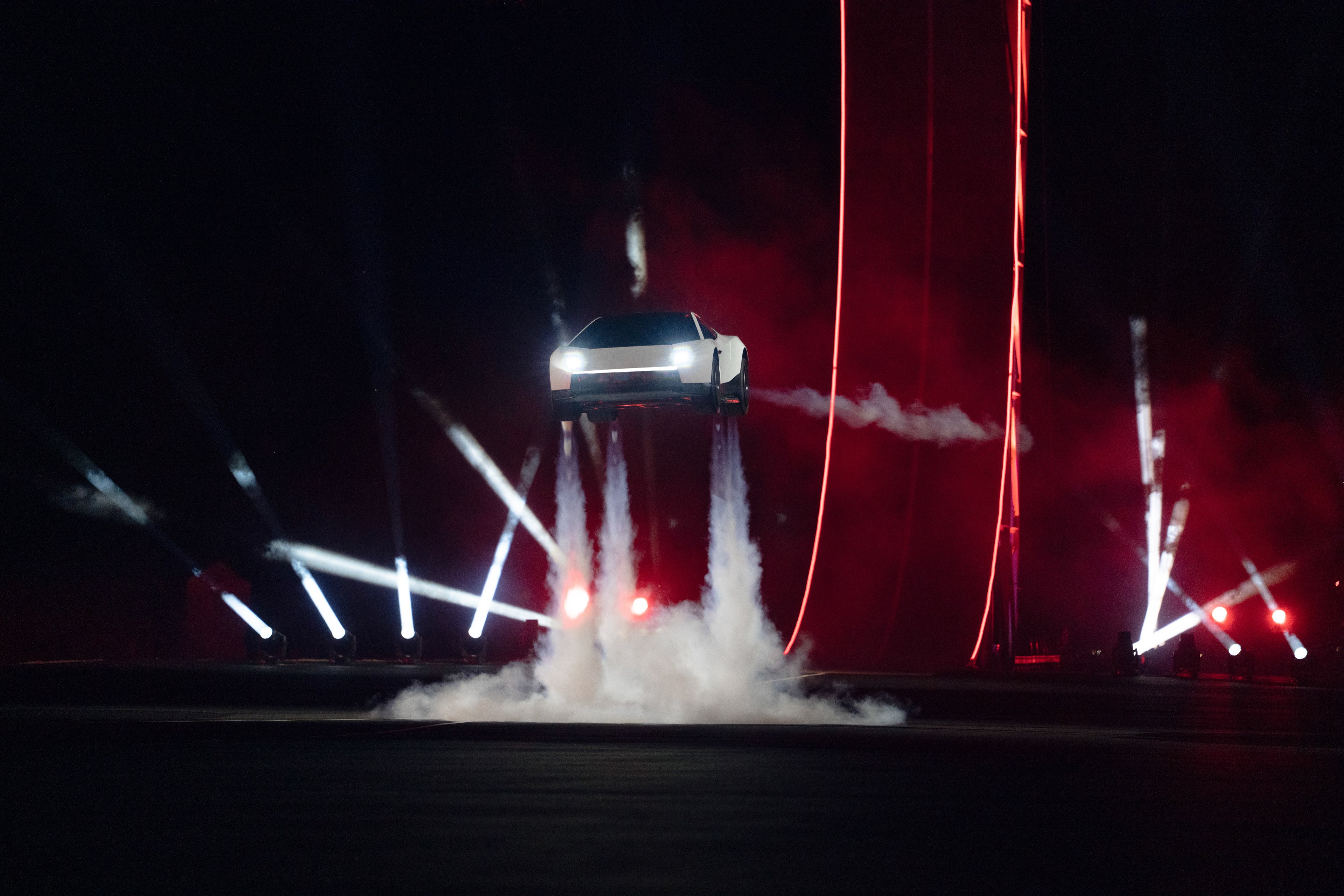 特斯拉真的飛起來了!新一代Roadster空中翻轉、飛越5輛車畫面曝光