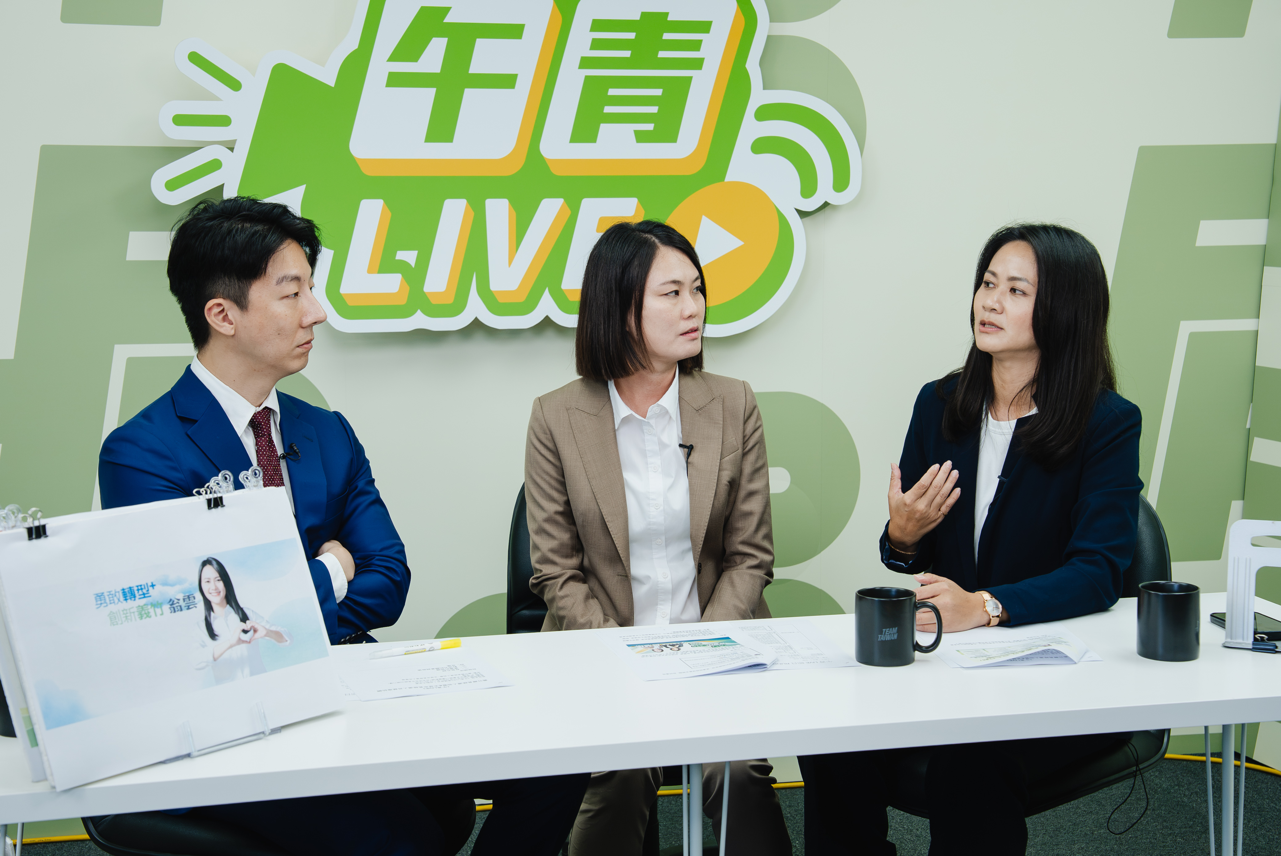  太保市長參選人呂慧瑜（中）及義竹鄉長參選人翁雲（右） 圖：民進黨提供 