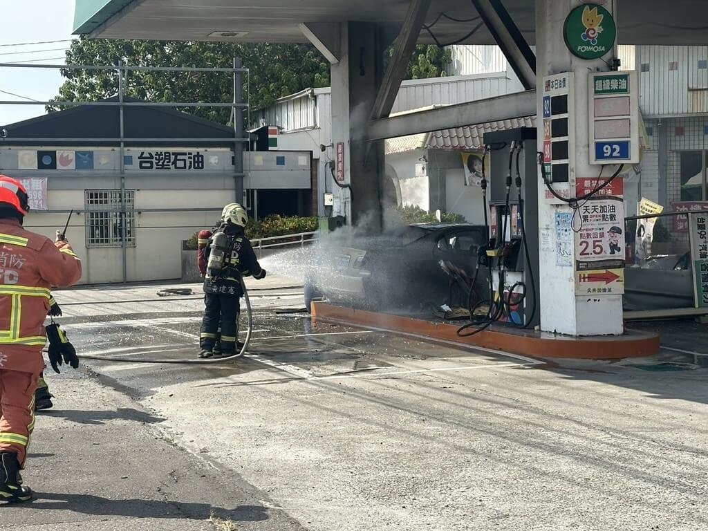 車輛撞進台中石岡加油站起火 駕駛即時脫困逃生